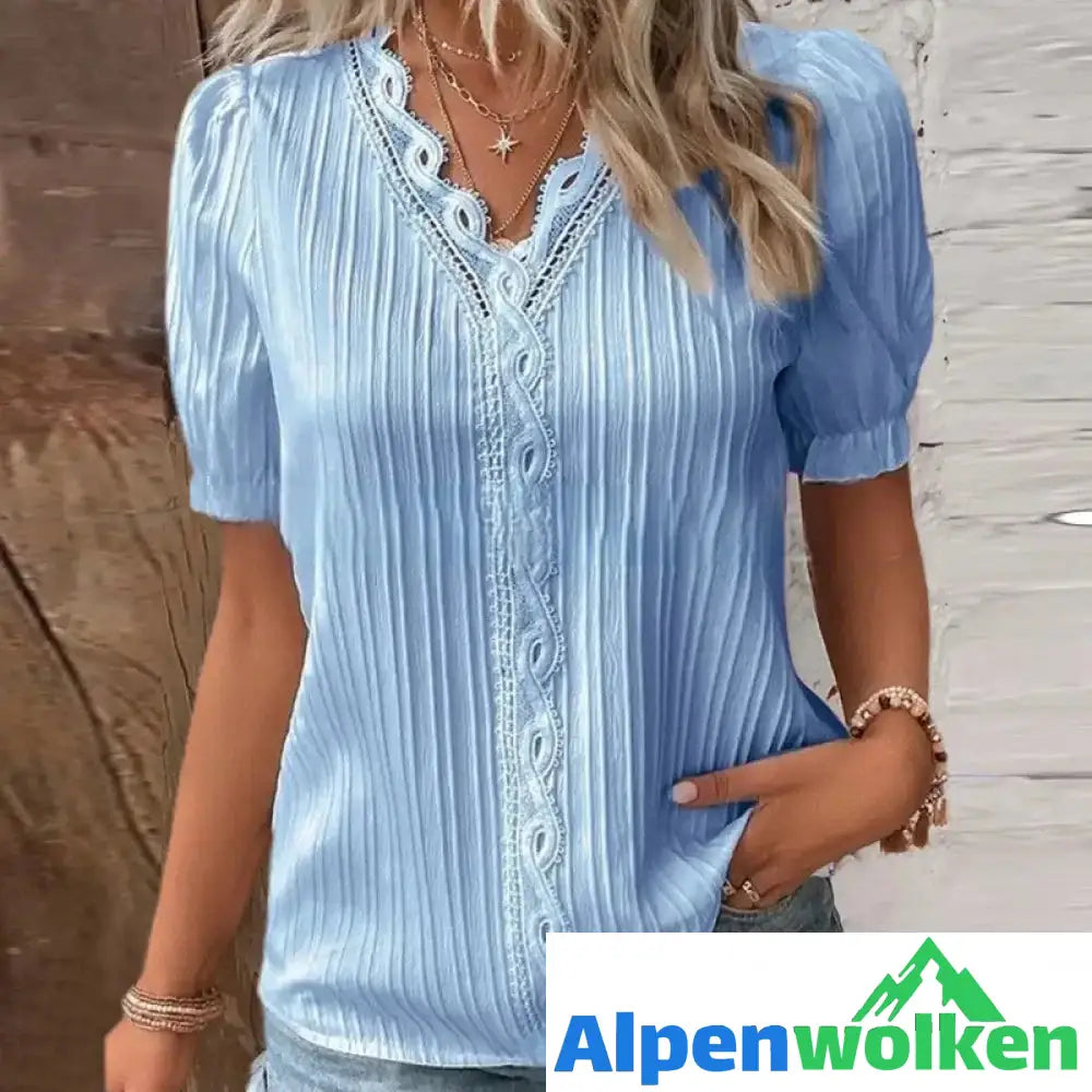 Alpenwolken - Elegante Bluse mit V-Ausschnitt und schlichter Spitze Himmelblau