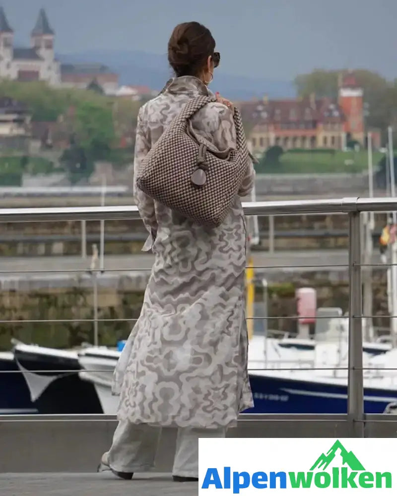 Alpenwolken - Elegantes dünnes Hemdblusenkleid mit Wellenmuster