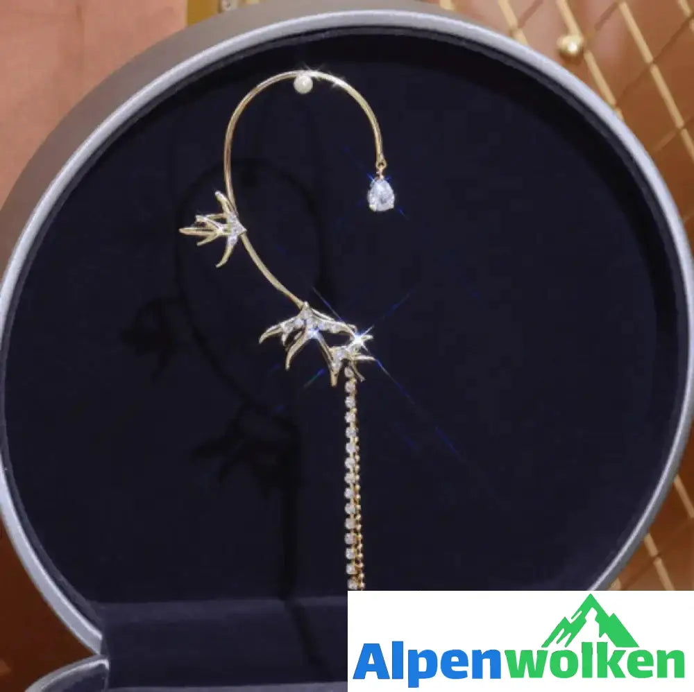 Alpenwolken - Schwalbenohrringe mit Quasten gold rechtes Ohr